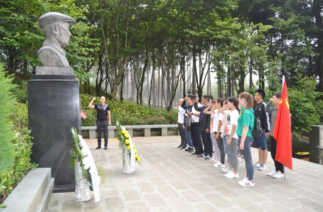 中共保山安利醫(yī)院有限責任公司支部委員會開展“不忘初心，牢記使命”愛國主義專題教育活動