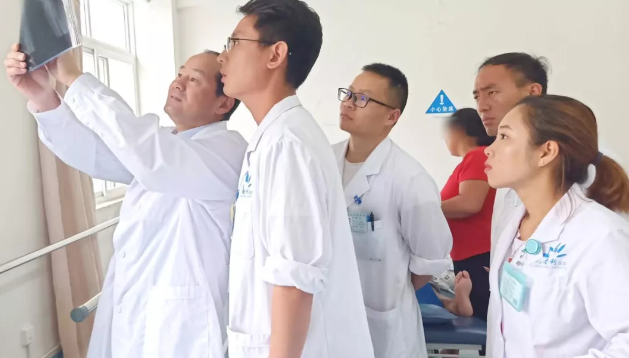 云南省康復三級體系項目中心葉斌團隊到保山安利醫(yī)院進行學科建設、業(yè)務指導及板橋中心衛(wèi)生院示范單位評審驗收并授牌