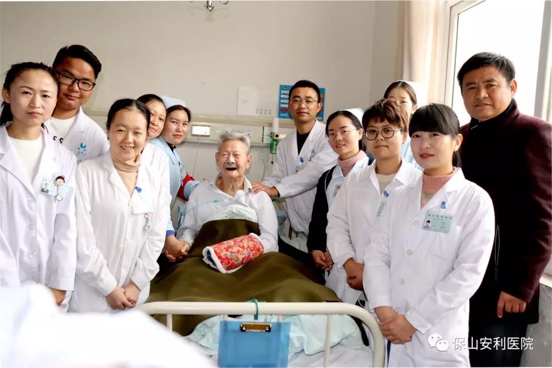 97歲八路老戰(zhàn)士身患多種疾病，常年住院視醫(yī)院為家，醫(yī)護(hù)為親人