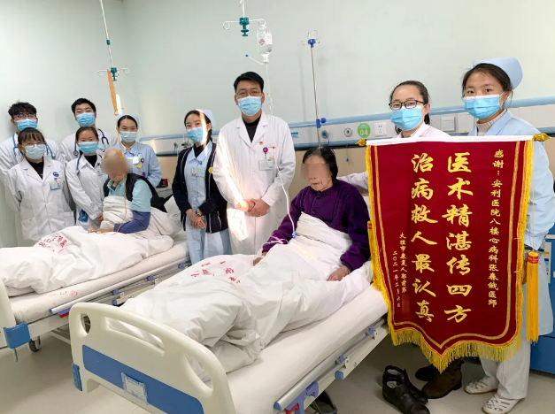 溫暖的陪伴、細(xì)心的照顧，兩位老人感恩贈錦旗！