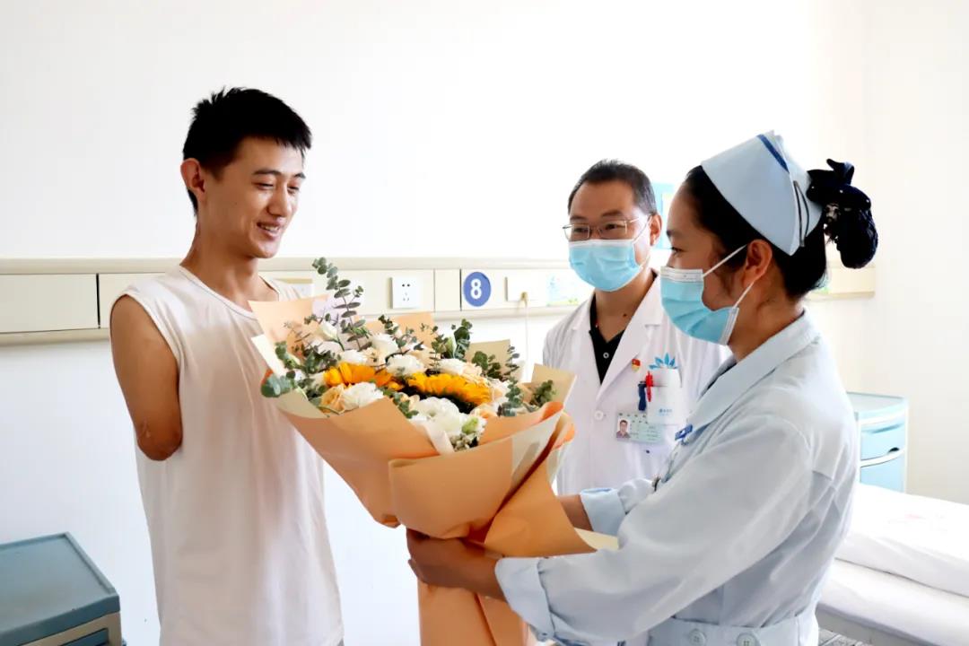 【保山安利醫(yī)院】雖然失去了雙臂，但他用堅(jiān)強(qiáng)、樂觀的態(tài)度讓生活充滿陽光！