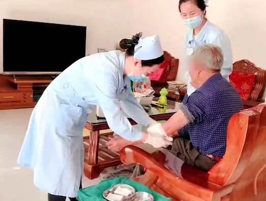 【保山安利醫(yī)院】82歲爺爺與老伴居家，在院手術(shù)后換藥不便，居家護理上門服務(wù)解難題