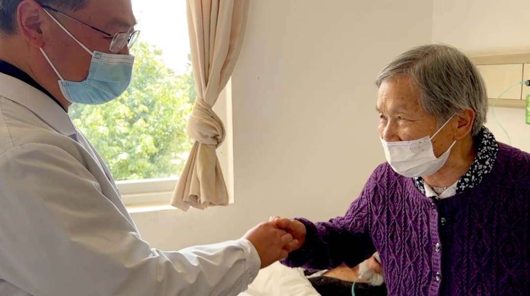 【保山安利醫(yī)院】百歲老人15年后再次到院做手術，老伴深表謝意“感謝你們給了他第二次生命”！