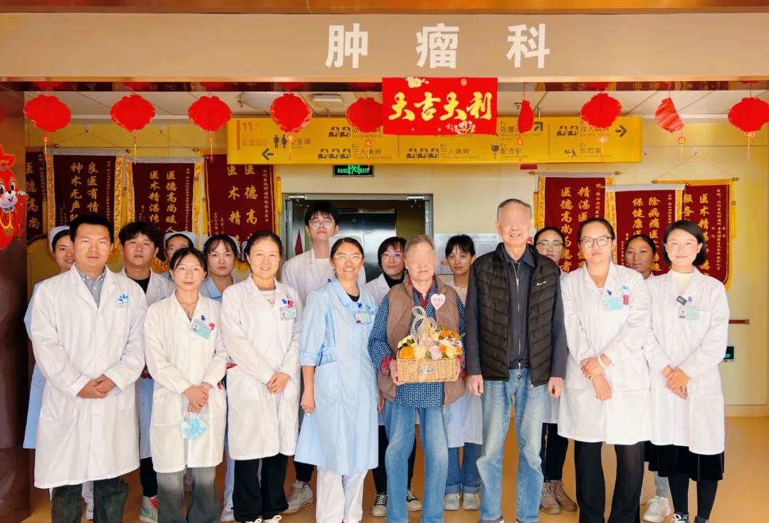 因?yàn)樾湃危聽敔攺纳虾淼奖Ｉ桨怖t(yī)院腫瘤科放射治療！