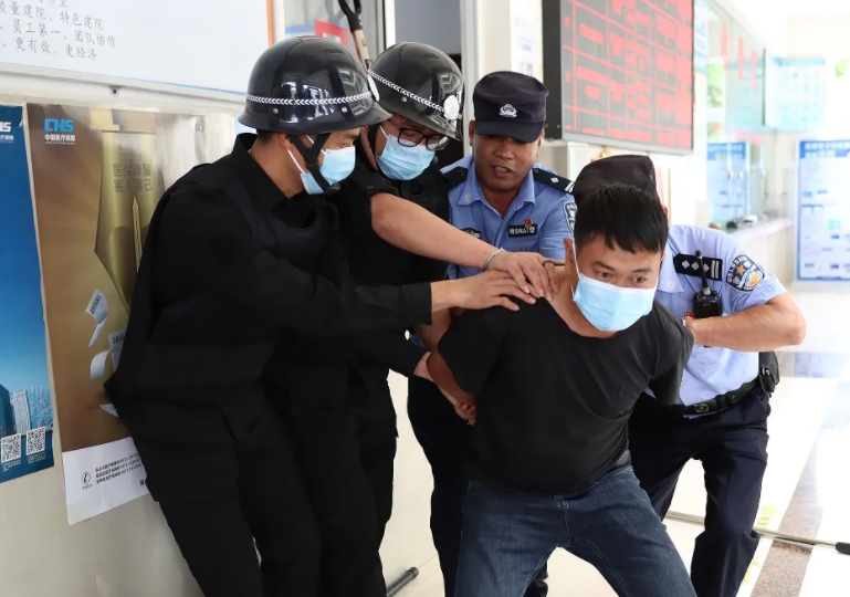 警醫(yī)聯動丨反恐防暴應急演練，筑牢醫(yī)院安全防線